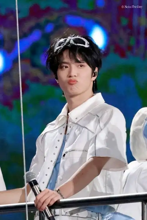 我们耀文就是公司出道的人里最小的是永远的幺儿宝贝文文你是懂怎么让