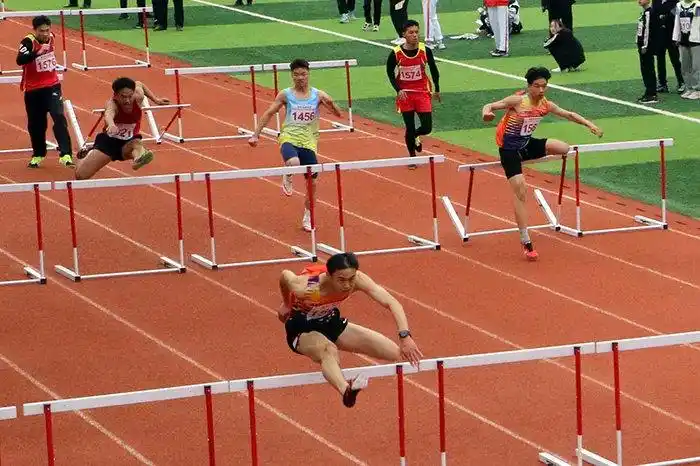 跨栏首进埇桥区中小学田径运动会