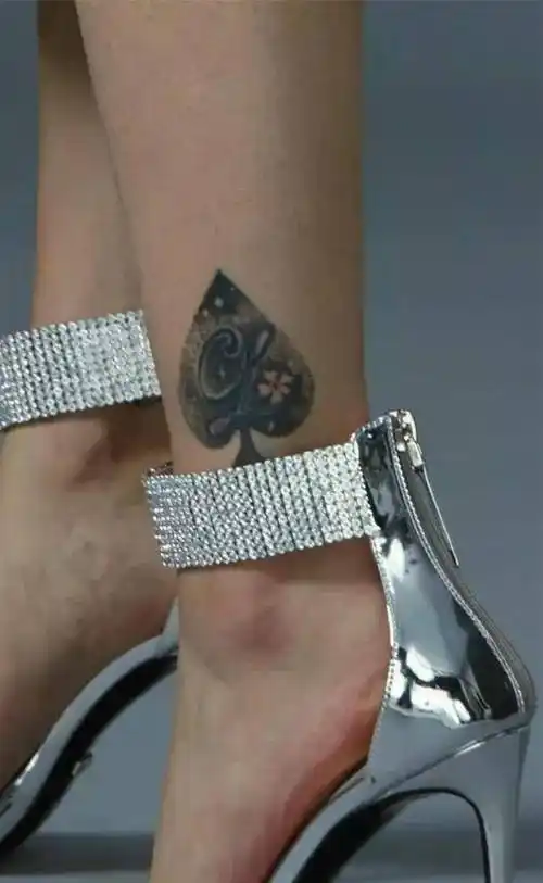 结果有网友过度解读说黑桃q这个图案是一种"媚黑"的图腾,可能很多小