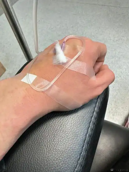 黄晓明假期饮食太放纵导致肠胃炎和急性荨麻疹晒输液照引心疼