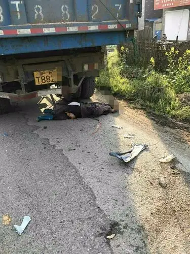 惨一大早王店一大货车碾压三轮车女子被拖行一二十米