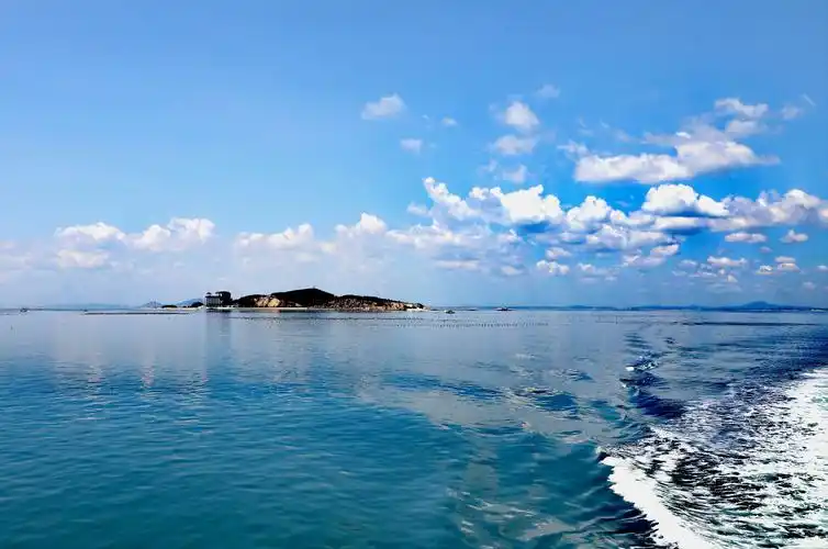 在省行政上属于大连长海县广鹿岛镇,全镇有23个大小岛,砣,礁组成,陆地