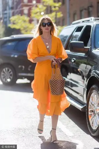 ▽无独有偶,街拍达人们也早早收入囊中,与这身亮眼的橘色搭配十分自然