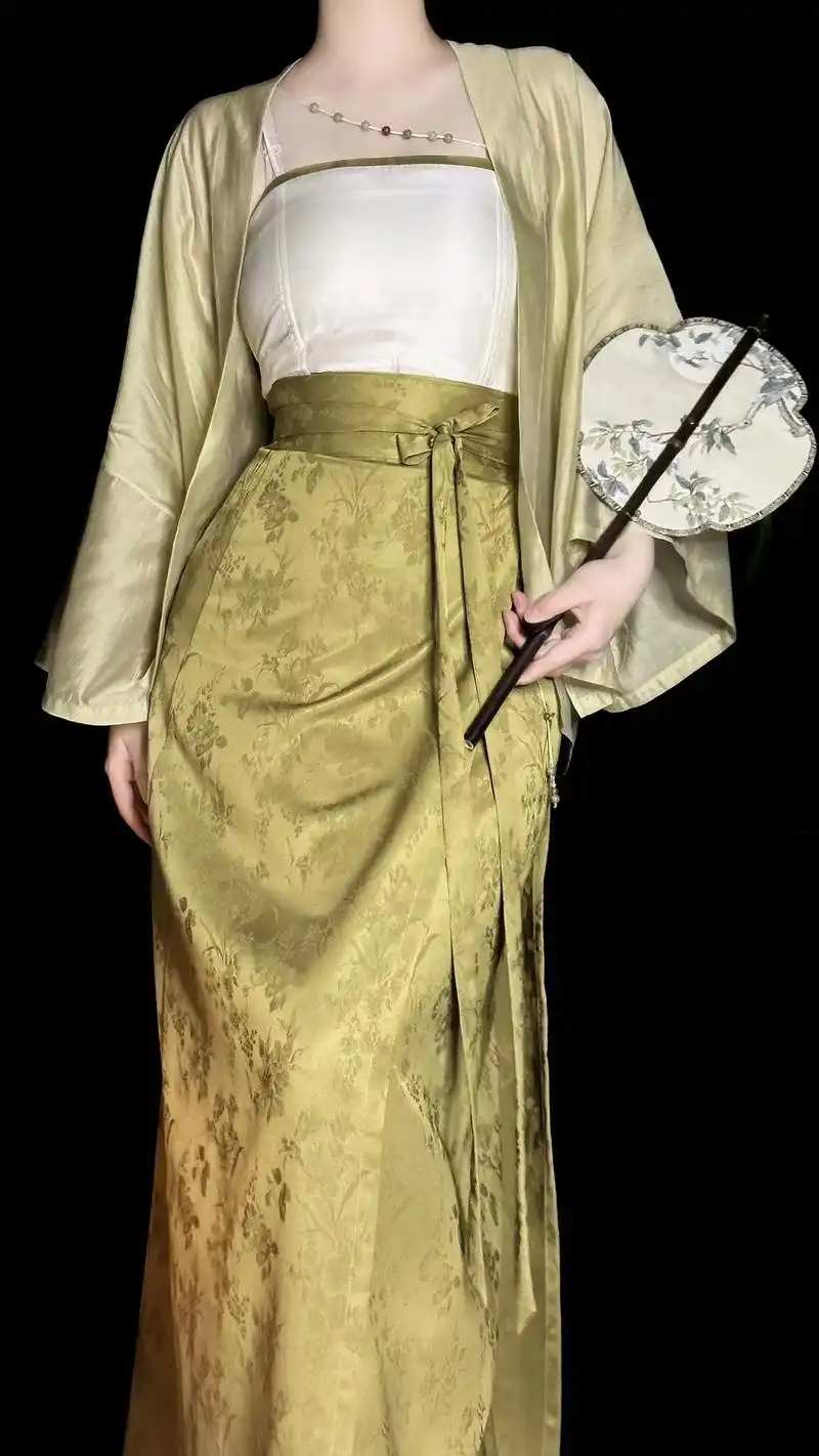 花草暗纹的宋制旋裙真的有点好看! #国风合伙人 #汉服日常