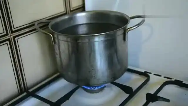 一盆热水一个马桶塞修复车门凹陷 省下一箱油钱