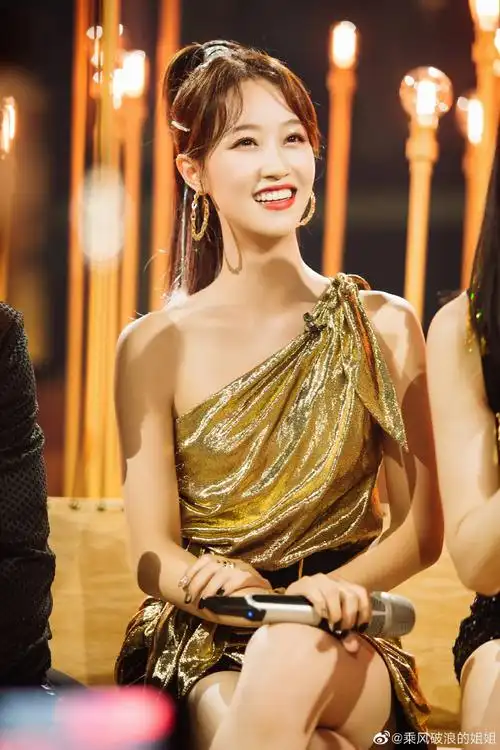 710蓝盈莹鎏金的逆光是我姐蓝盈莹lyric的勋章用笑容迎接自己的荣耀