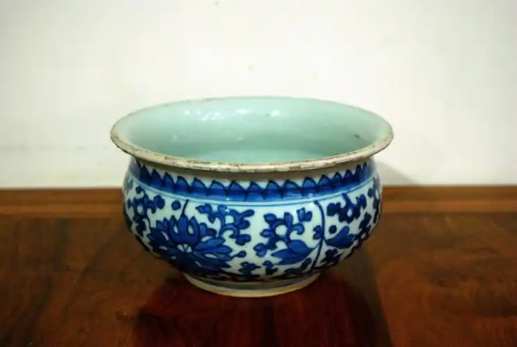 清康熙青花缠枝莲香炉