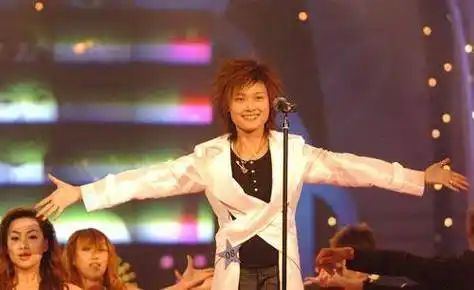 "硬核"李宇春:选秀出道15年,她活成了真正的"无价之姐"_音乐会_生活