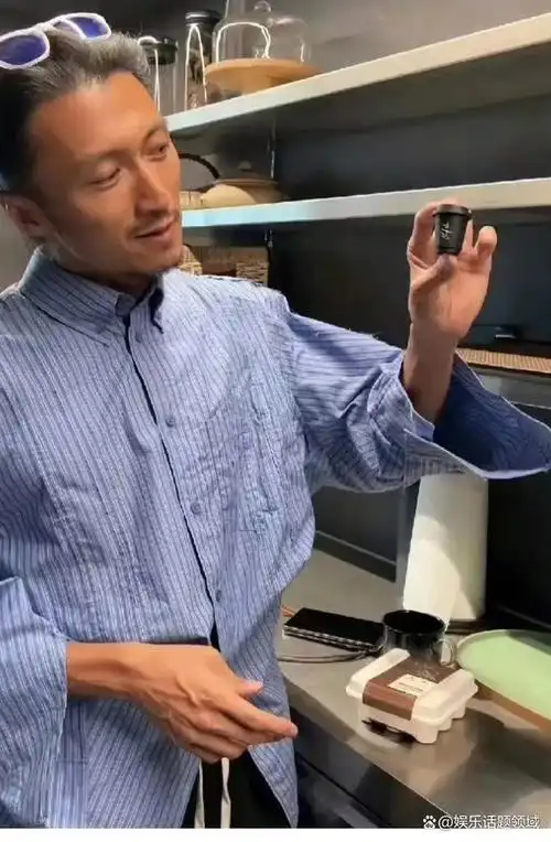 80年出生的谢霆锋也43岁了,近日的一组照片他的头上长了不少白发,生图