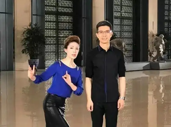 "台上好搭档台下好朋友盘点"相亲相爱"的央视主播"