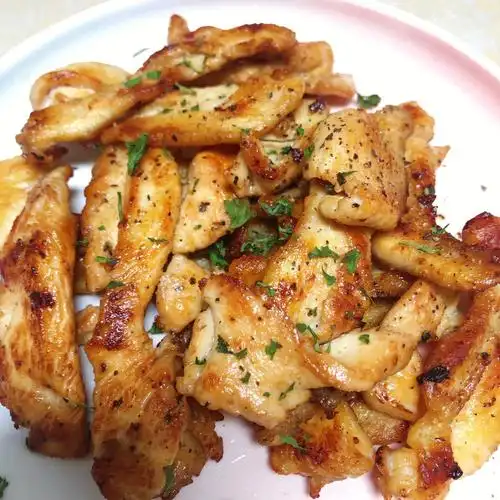 1勺料酒 1勺蚝油 适量盐 黑胡椒996993做法:鸡胸肉切片,加入