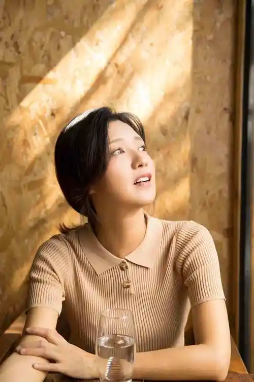 傅晶写真沐浴暖阳 "逆生长"颜值尽显魅力