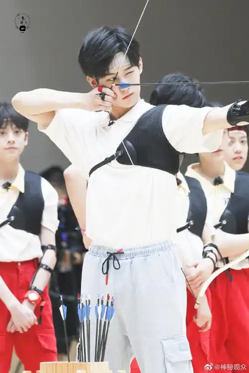 家族运动会射箭,戴着发带就像日漫少年一般,好帅了@时代少年团-张真源