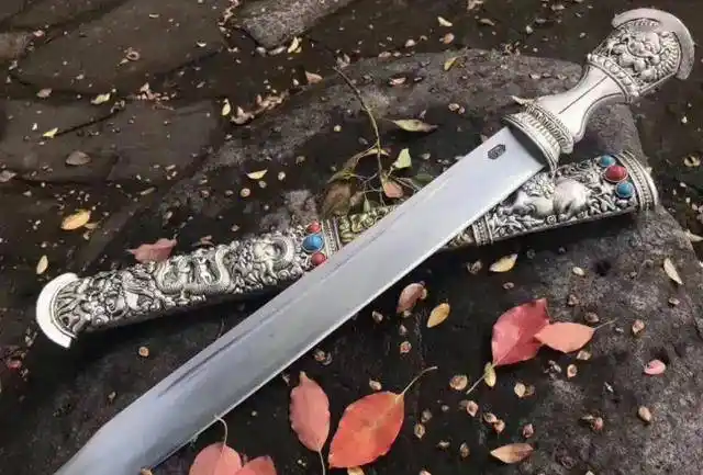 原创阿昌族的户撒刀中国四大名刀之一你见识过这种刀吗