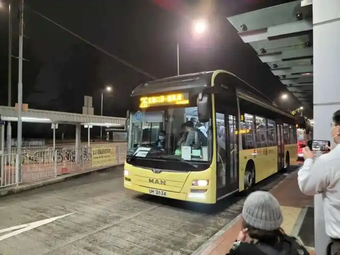 开往皇岗口岸的头班车开出