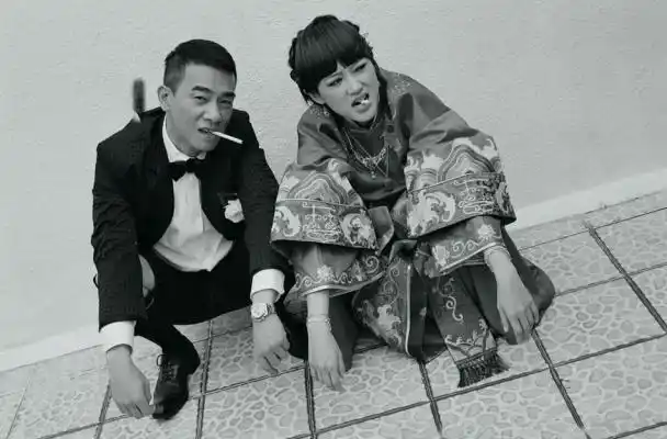 结婚七年,陈小春和应采儿再拍婚纱照,大概这就是爱情最美的样子