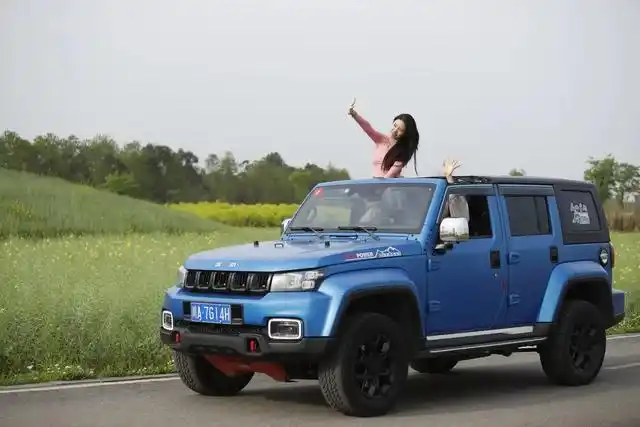 女同事买了个越野车,关键还是个柴油版的,省油劲大,趁着休假带我们