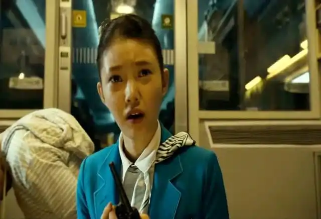 釜山行:女乘务员发现感染者变异,好可怕