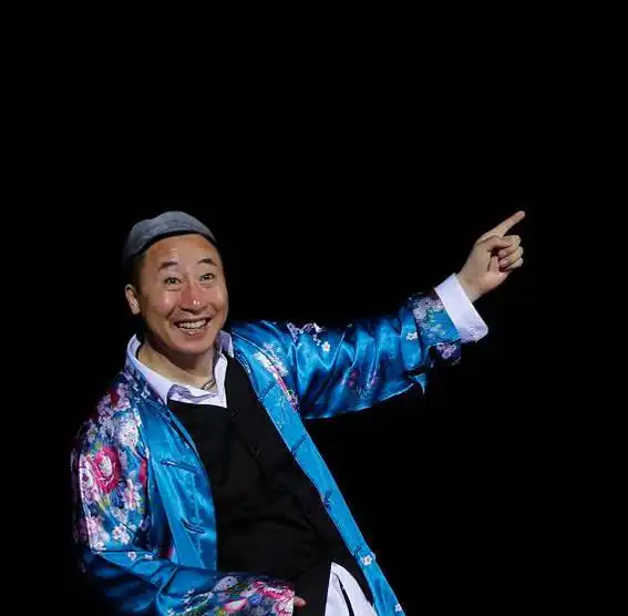 李正春nn赵本山大徒弟李正春,曾在《刘老根》中扮演冯乡长,2007年1月