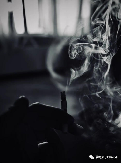 为情所困的大哥,深夜在寝室抽烟,然后烟雾报警器就响了. - 简书