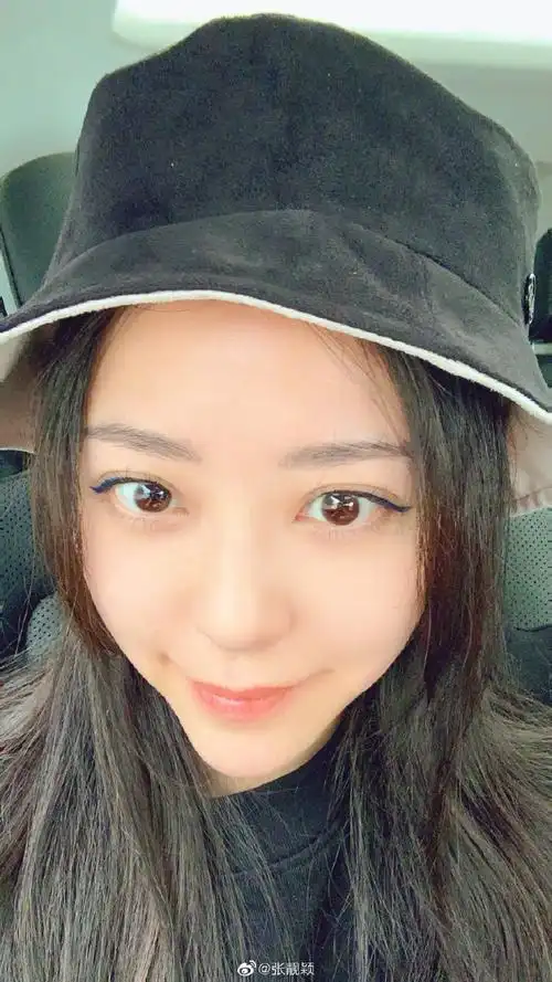 张靓颖晒九宫格自拍福利皮肤光滑白皙蓝色眼线吸睛