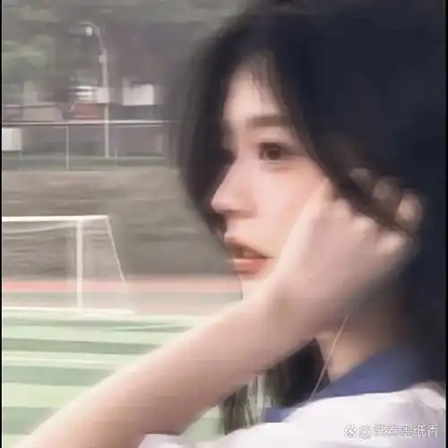 女生头像:凌乱模糊感真人女生头像.