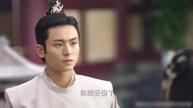 张哲瀚出演男主角肃王徐晋,生在帝王之家却从小背负天煞孤星的骂名,12