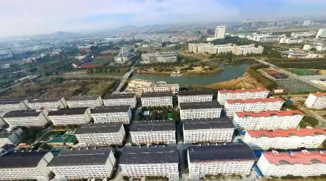 以上海徐家汇站五番街为例利用业态布局引导客流,地铁出站口集中布置