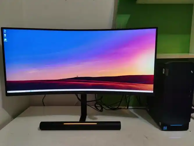 曲面显示器和平面显示器买哪个好打游戏 曲面显示器