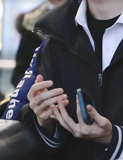 马嘉祺晒弹吉他视频