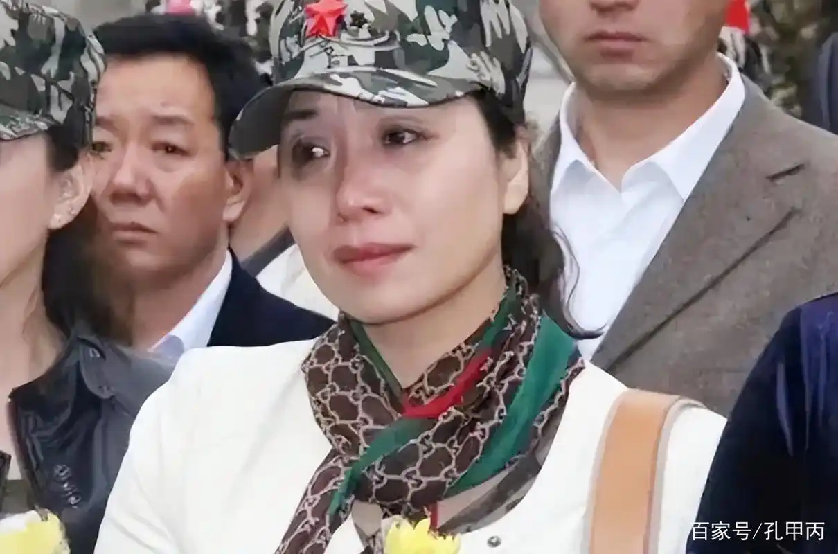 86年老山战场,亲吻临终士兵的女战士张茹,29年后去他墓前探望