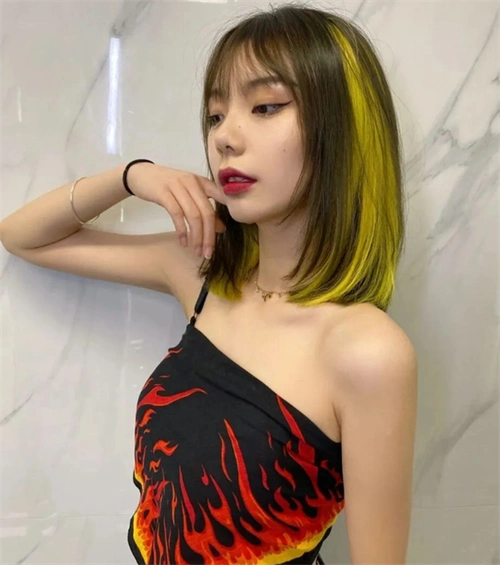 "导读:发带染是流行得挑染发型之一,轻松打造时尚个