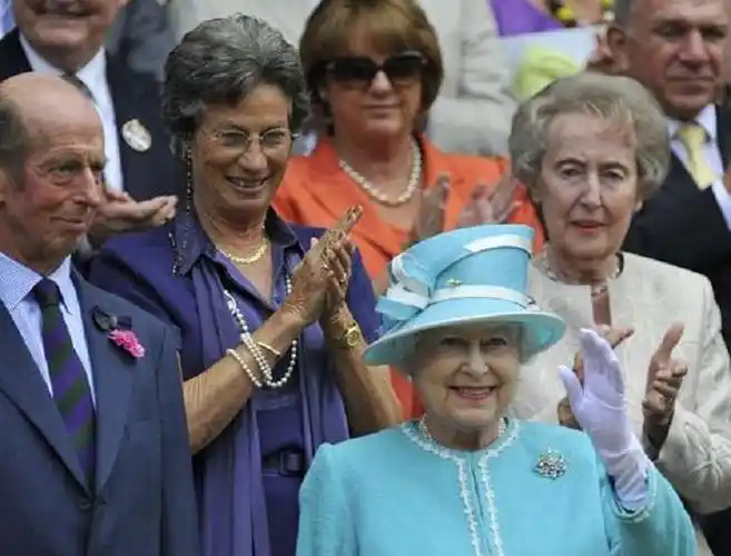 英国女王发现夏洛特在模仿她下意识的反应好暖心慈祥的奶奶