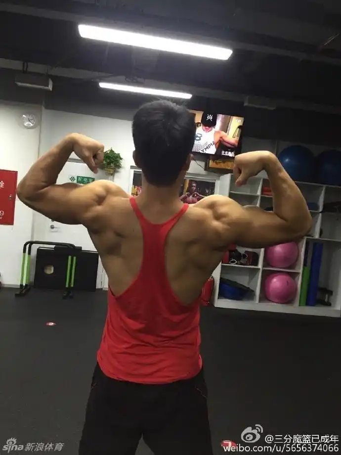 【全民show身趴】之背阔肌猛男给你依靠_高清图集_新浪网