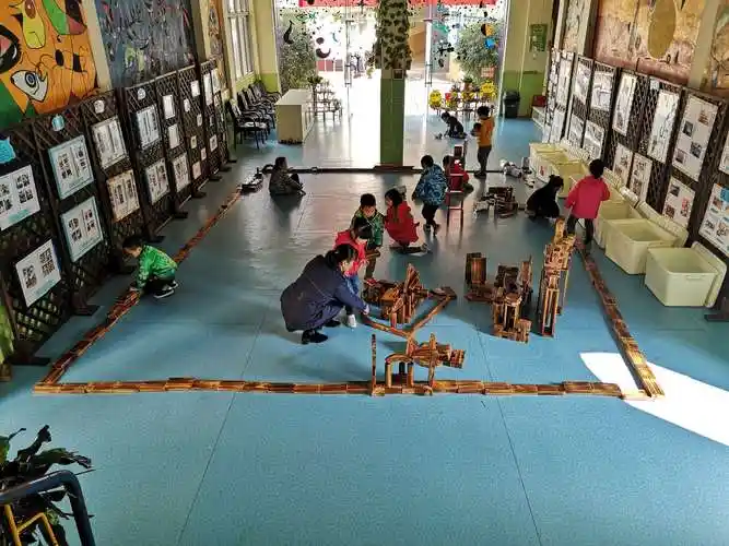 幼儿搭建时