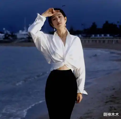 戛纳红毯生图第二弹!钟楚曦穿旗袍侧面大开,腋下肤色差好尴尬_巩俐_龚