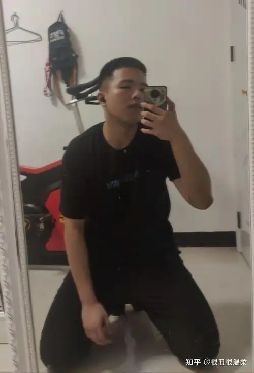 男生身高1米8体重180斤是不是太胖了?