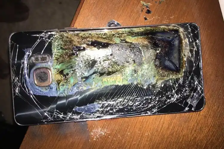 所幸的是没有人员伤亡,这不禁让人想起了当年的三星note 7的爆炸