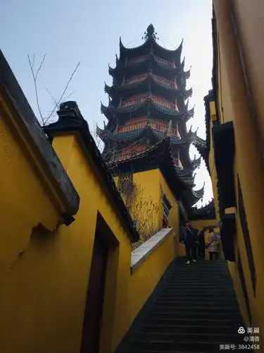 慈寿塔建于1400年前的齐梁,塔高30米,玲珑,秀丽,挺拔,矗立于金山之巅