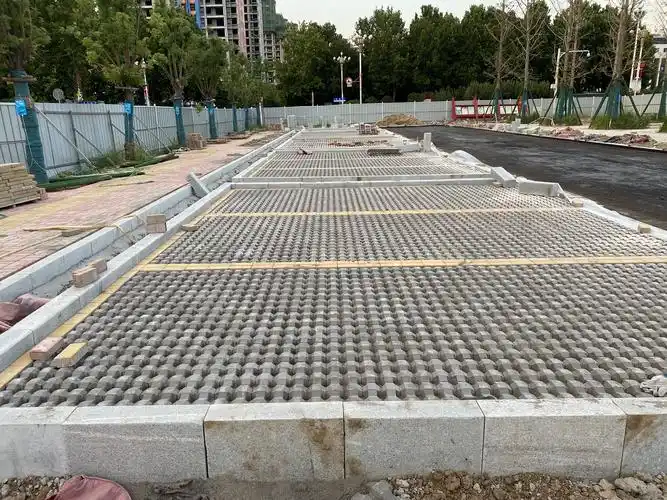 广场西侧室外停车位铺装完成80%.