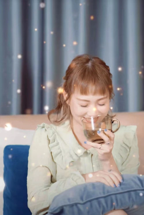 随后,林文慧拿过梁汉文手中的水杯,疑惑地问道:"这是调味情话(土味