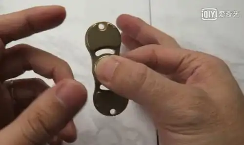 三角指尖陀螺新手怎么玩快速入门 指尖陀螺玩法动作视频教学