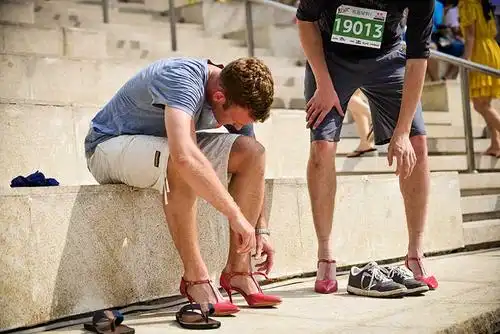 走秀网首届高跟鞋跑步比赛 男穿女鞋high翻深圳【8】