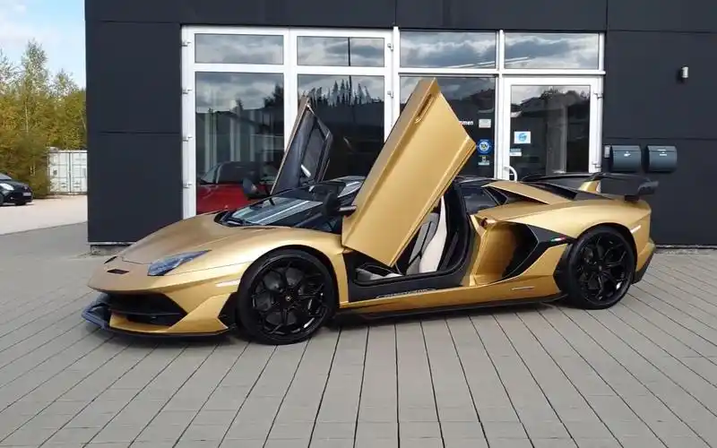 【全方位实拍】金色兰博基尼aventador svj roadster