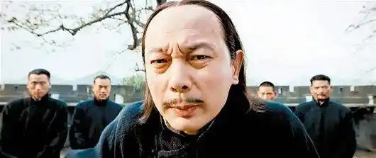 今年贺岁档葛优大爷长头发了