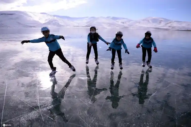 土耳其湖面结冰 儿童玩滑冰嗨翻天