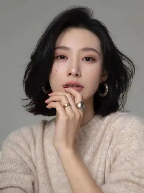 过了40岁的女人:留"过耳"短发更时尚,知性大方又不失女人味