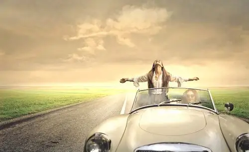 开车去旅游的美女高清图片