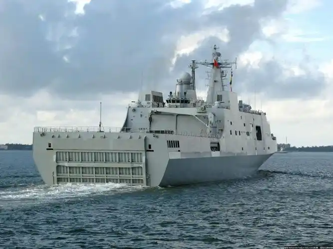 中国第7艘万吨船坞登陆舰下水,究竟要生产多少艘,8艘还是10艘?