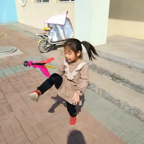 其它 户外游戏―踢毽子 写美篇游戏时间到了,小朋友们是不是特别期待